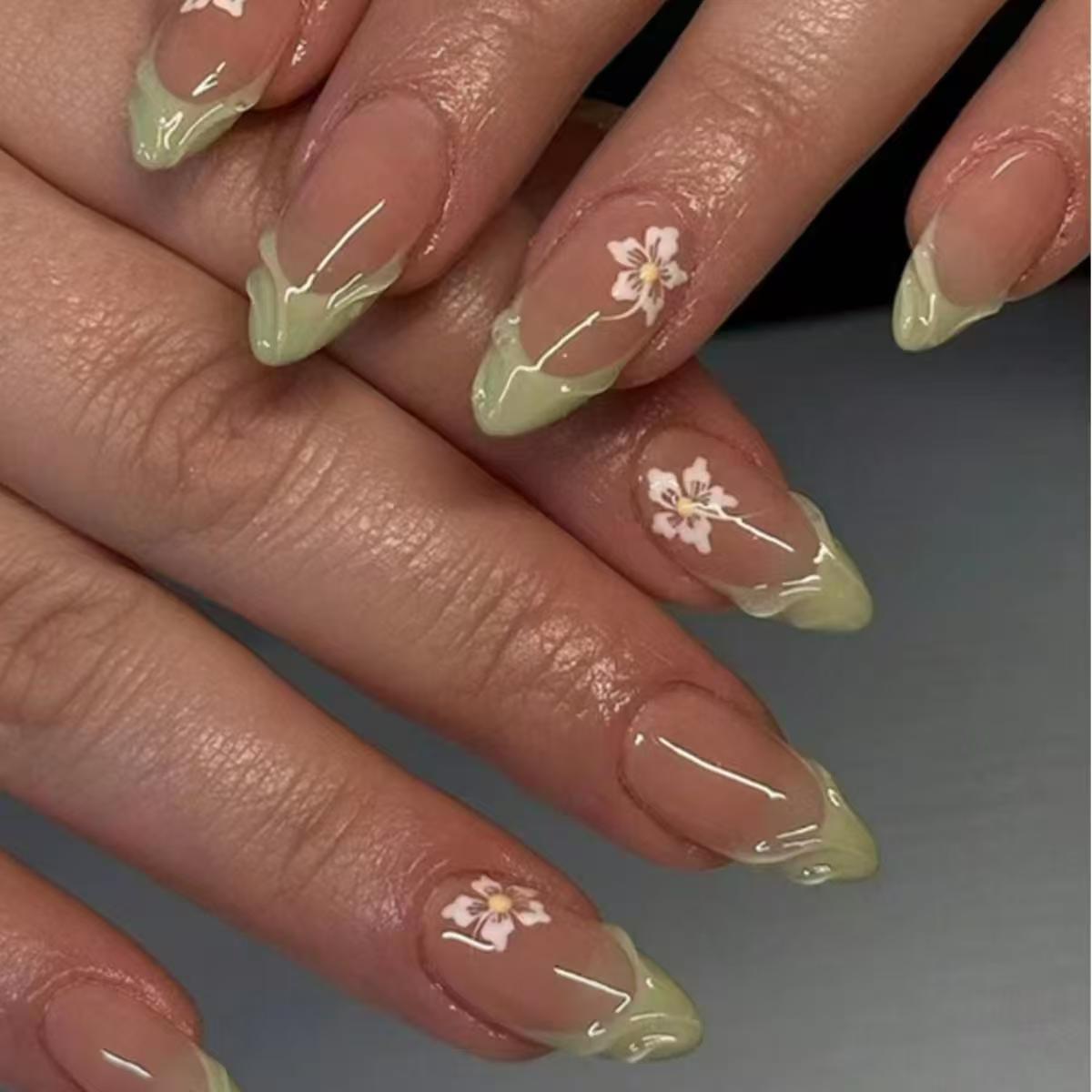 Pressed Flower Art - 24 ชิ้นเรียบง่ายสีเขียวฝรั่งเศสเล็บปลอมสําเร็จรูปแฟชั่นการออกแบบดอกไม้อัลมอนด์เล็บปลอมเคล็ดลับนํามาใช้ใหม่ยาวรูปไข่กดบนเล็บชุด