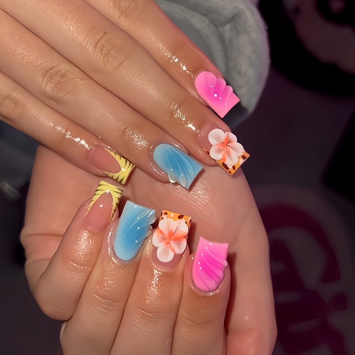 Pressed Flower Art - 24 ชิ้นสั้นสแควร์หัวเล็บปลอมสีชมพูสเตอริโอดอกไม้ฤดูใบไม้ผลิสวมใส่กดบนเล็บเสือดาวพิมพ์ภาษาฝรั่งเศสคําเล็บปลอม